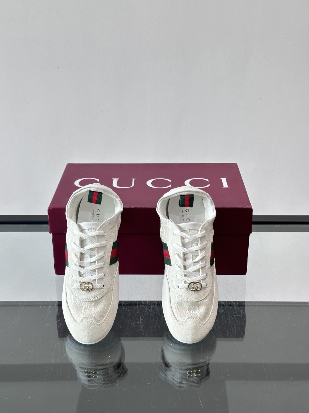 Gucci 古驰新款情侣款👫德训薄底 运动鞋 轻盈设计焕新诠释运动风尚。利落廓形更添自在本色，行动间彰显