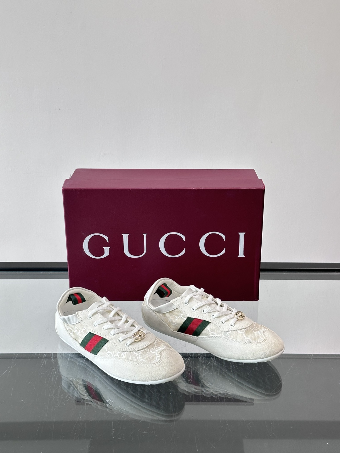 Gucci 古驰新款情侣款👫德训薄底 运动鞋 轻盈设计焕新诠释运动风尚。利落廓形更添自在本色，行动间彰显