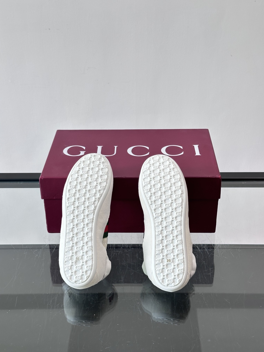 Gucci 古驰新款情侣款👫德训薄底 运动鞋 轻盈设计焕新诠释运动风尚。利落廓形更添自在本色，行动间彰显