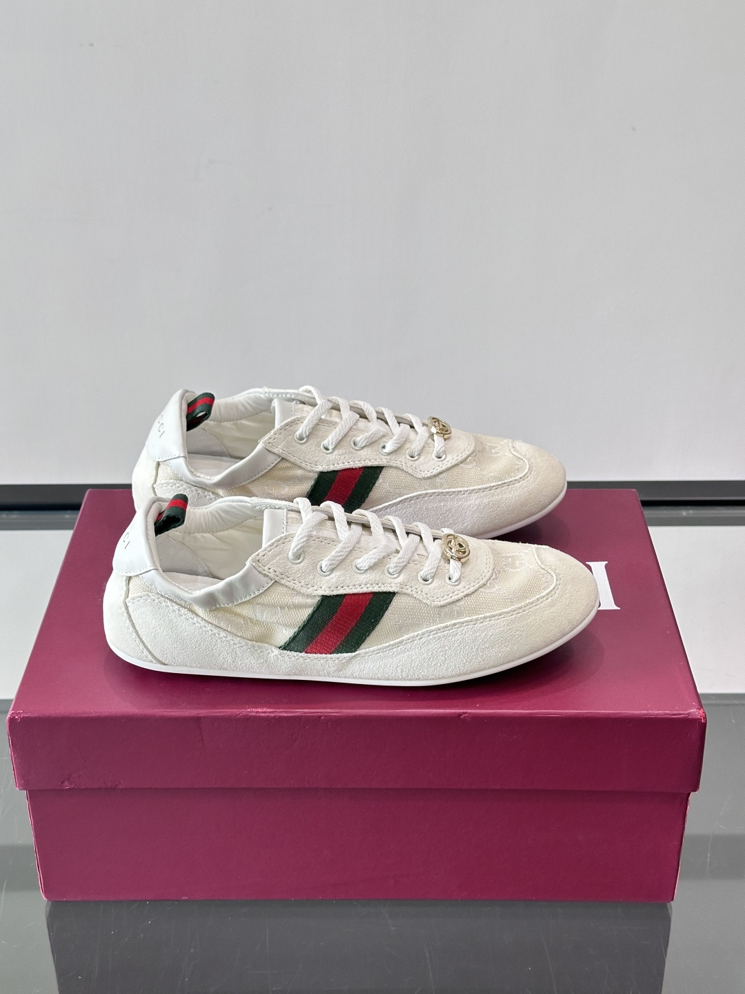 Gucci 古驰新款情侣款👫德训薄底 运动鞋 轻盈设计焕新诠释运动风尚。利落廓形更添自在本色，行动间彰显