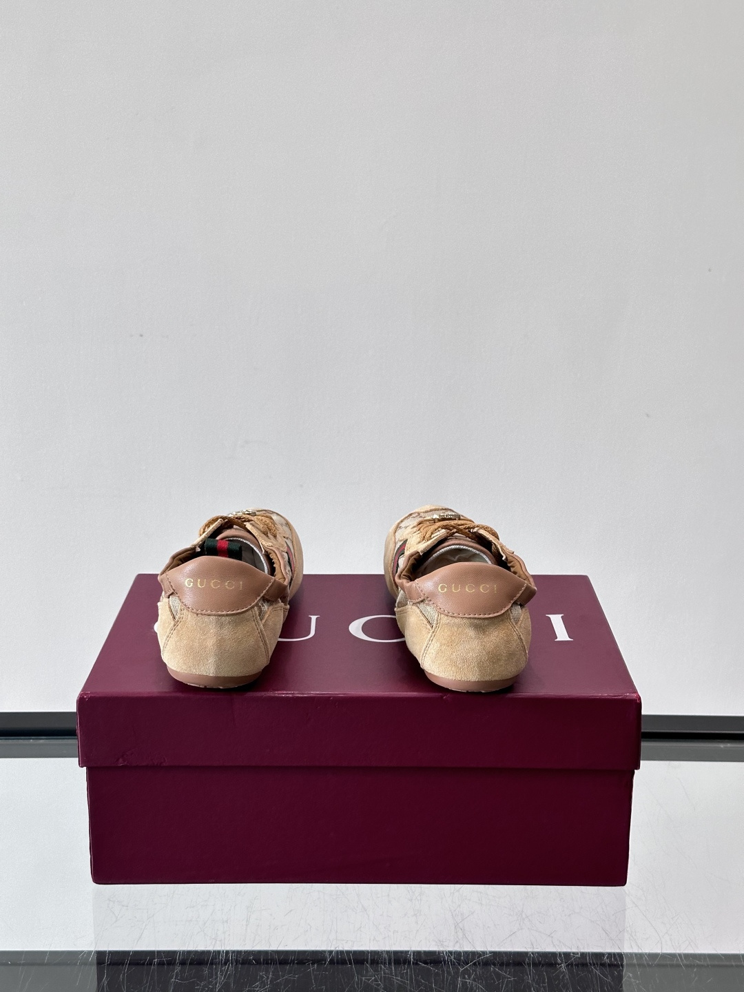 Gucci 古驰新款情侣款👫德训薄底 运动鞋 轻盈设计焕新诠释运动风尚。利落廓形更添自在本色，行动间彰显