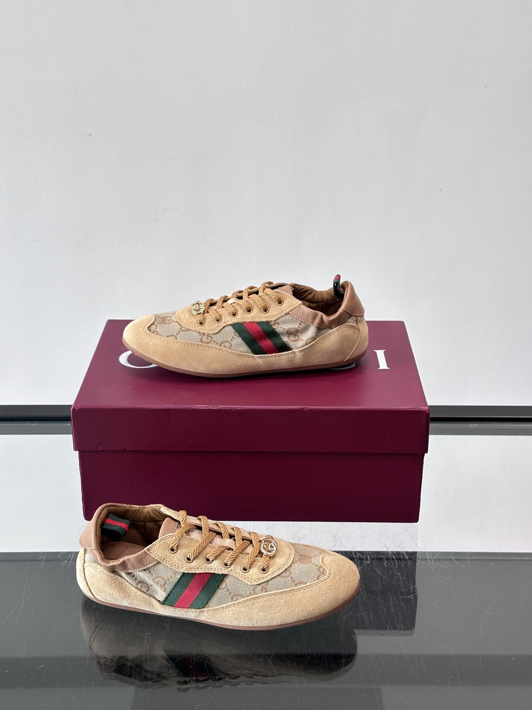 Gucci 古驰新款情侣款👫德训薄底 运动鞋 轻盈设计焕新诠释运动风尚。利落廓形更添自在本色，行动间彰显