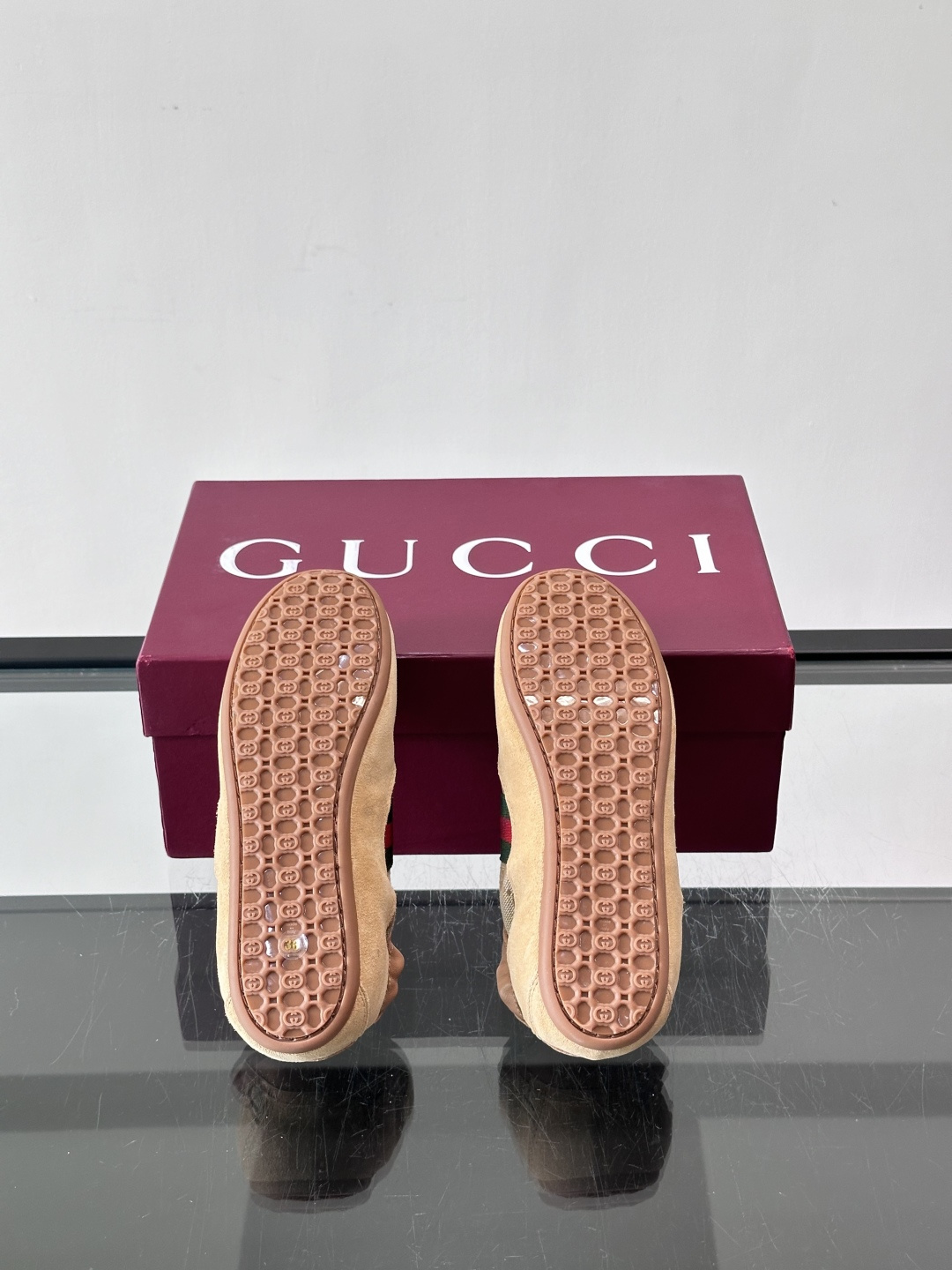 Gucci 古驰新款情侣款👫德训薄底 运动鞋 轻盈设计焕新诠释运动风尚。利落廓形更添自在本色，行动间彰显