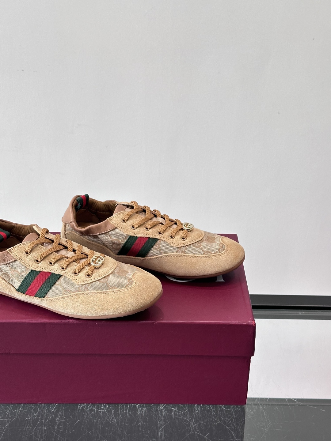 Gucci 古驰新款情侣款👫德训薄底 运动鞋 轻盈设计焕新诠释运动风尚。利落廓形更添自在本色，行动间彰显