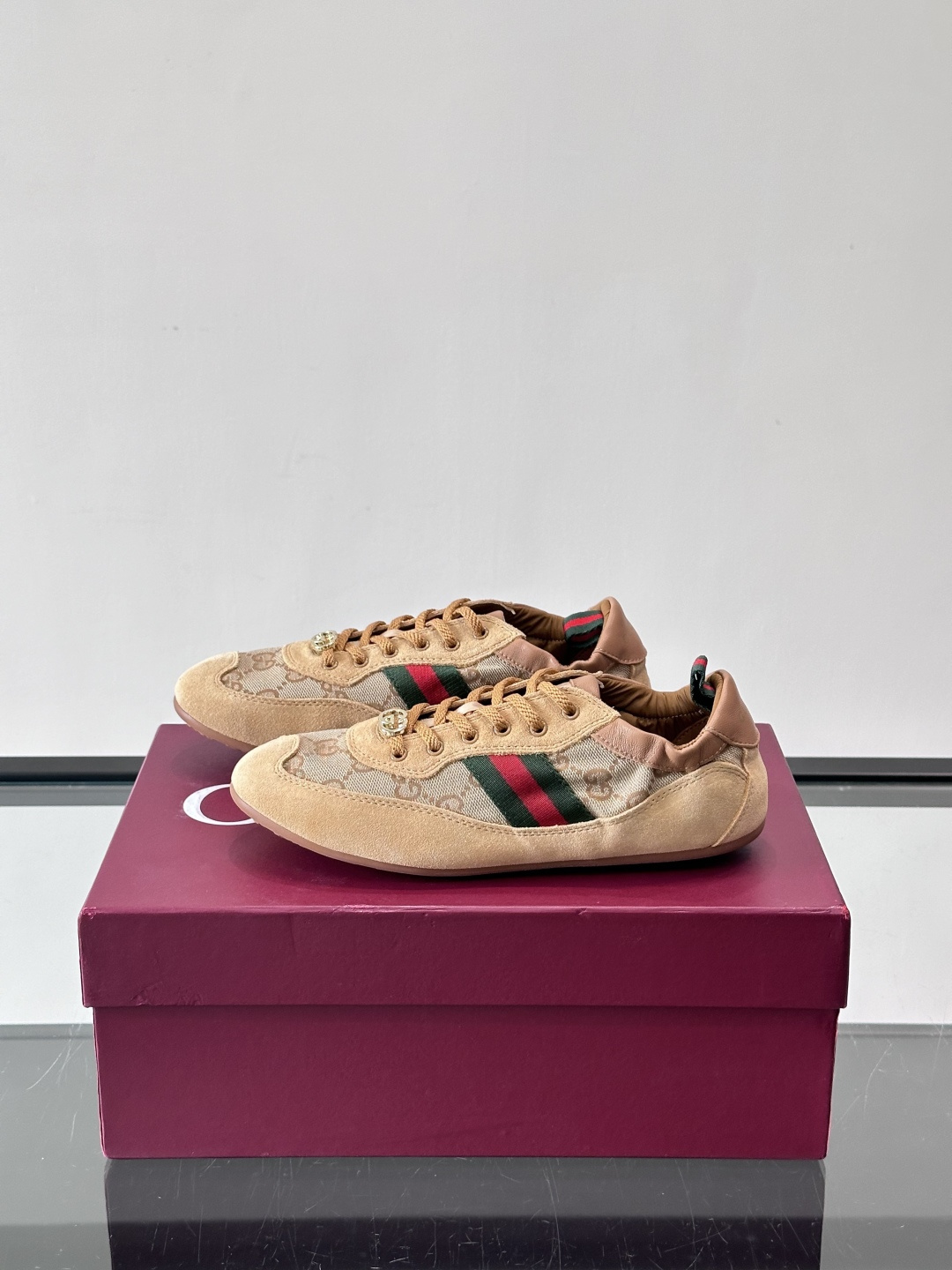 Gucci 古驰新款情侣款👫德训薄底 运动鞋 轻盈设计焕新诠释运动风尚。利落廓形更添自在本色，行动间彰显