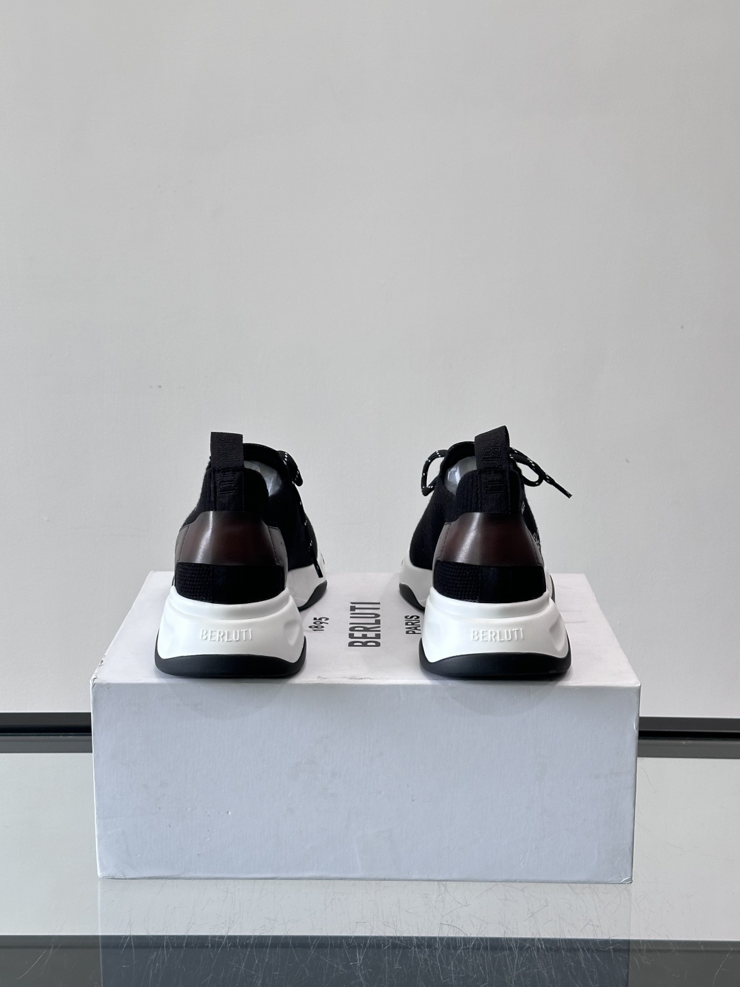 BERLUTI这款Shadow休闲鞋👟！针一体成型，像袜子一样贴合，却比运动鞋更显高级感⭐️假绑带心机设