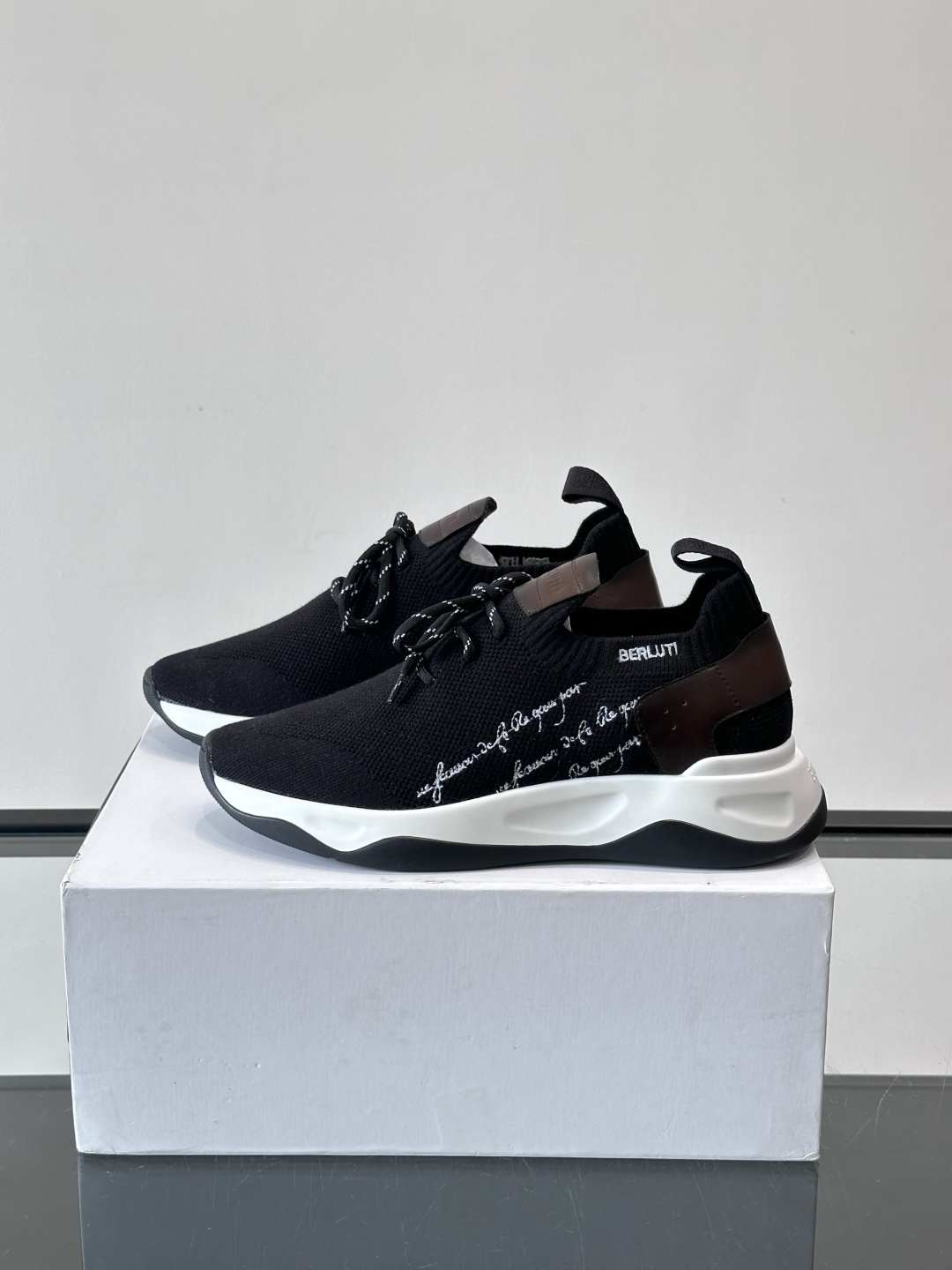 BERLUTI这款Shadow休闲鞋👟！针一体成型，像袜子一样贴合，却比运动鞋更显高级感⭐️假绑带心机设