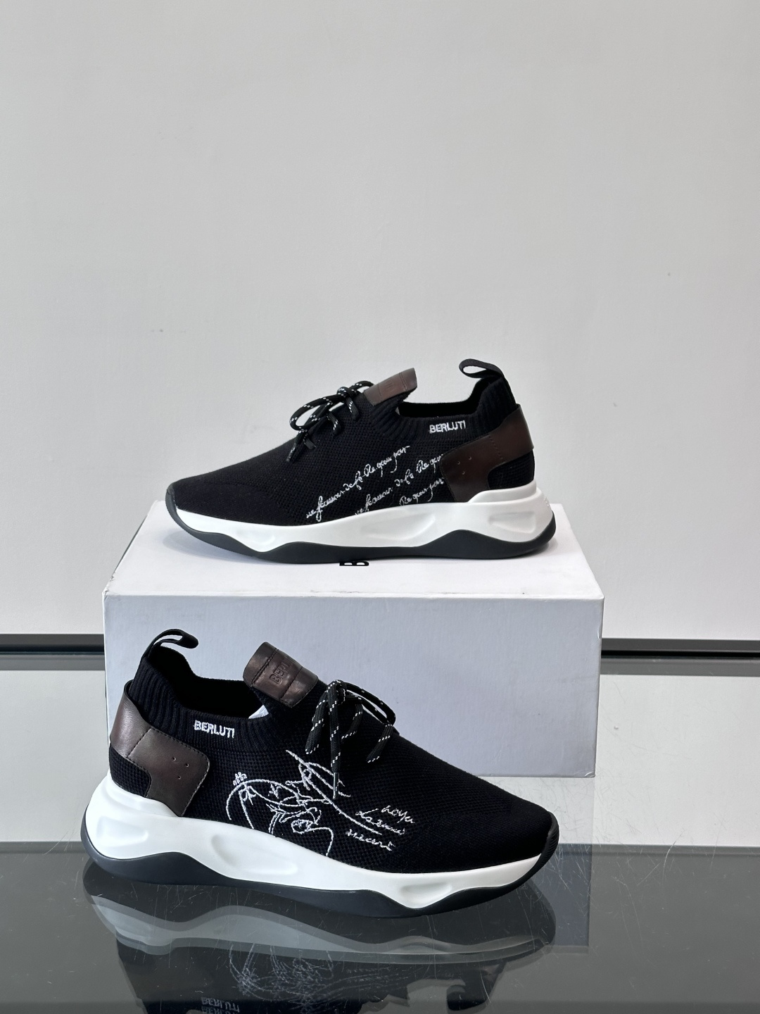 BERLUTI这款Shadow休闲鞋👟！针一体成型，像袜子一样贴合，却比运动鞋更显高级感⭐️假绑带心机设