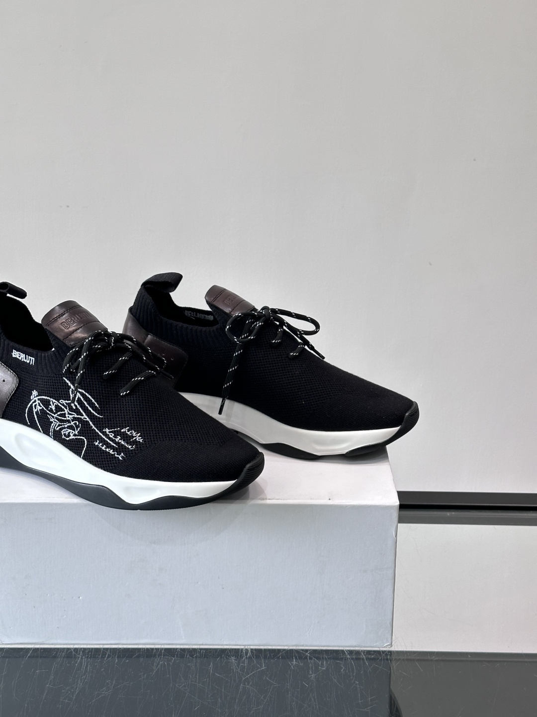 BERLUTI这款Shadow休闲鞋👟！针一体成型，像袜子一样贴合，却比运动鞋更显高级感⭐️假绑带心机设