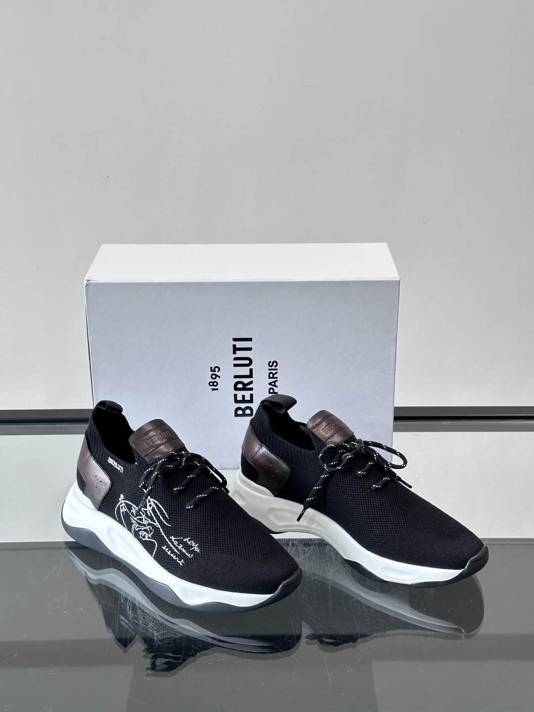 BERLUTI这款Shadow休闲鞋👟！针一体成型，像袜子一样贴合，却比运动鞋更显高级感⭐️假绑带心机设