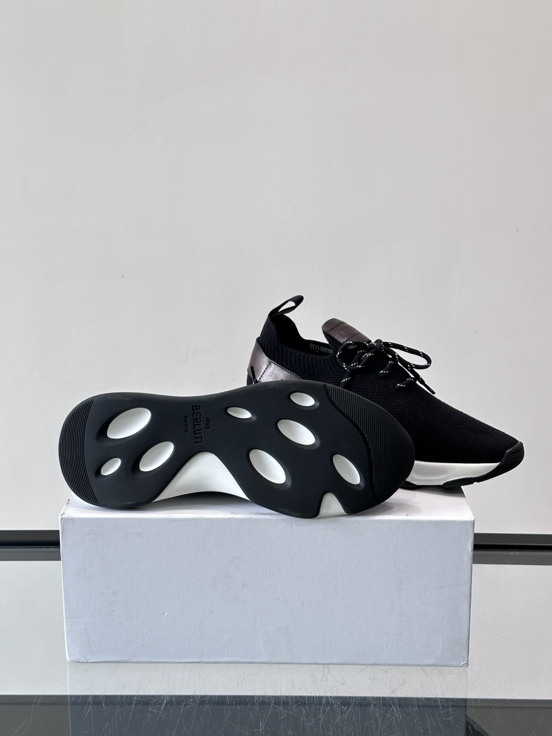 BERLUTI这款Shadow休闲鞋👟！针一体成型，像袜子一样贴合，却比运动鞋更显高级感⭐️假绑带心机设