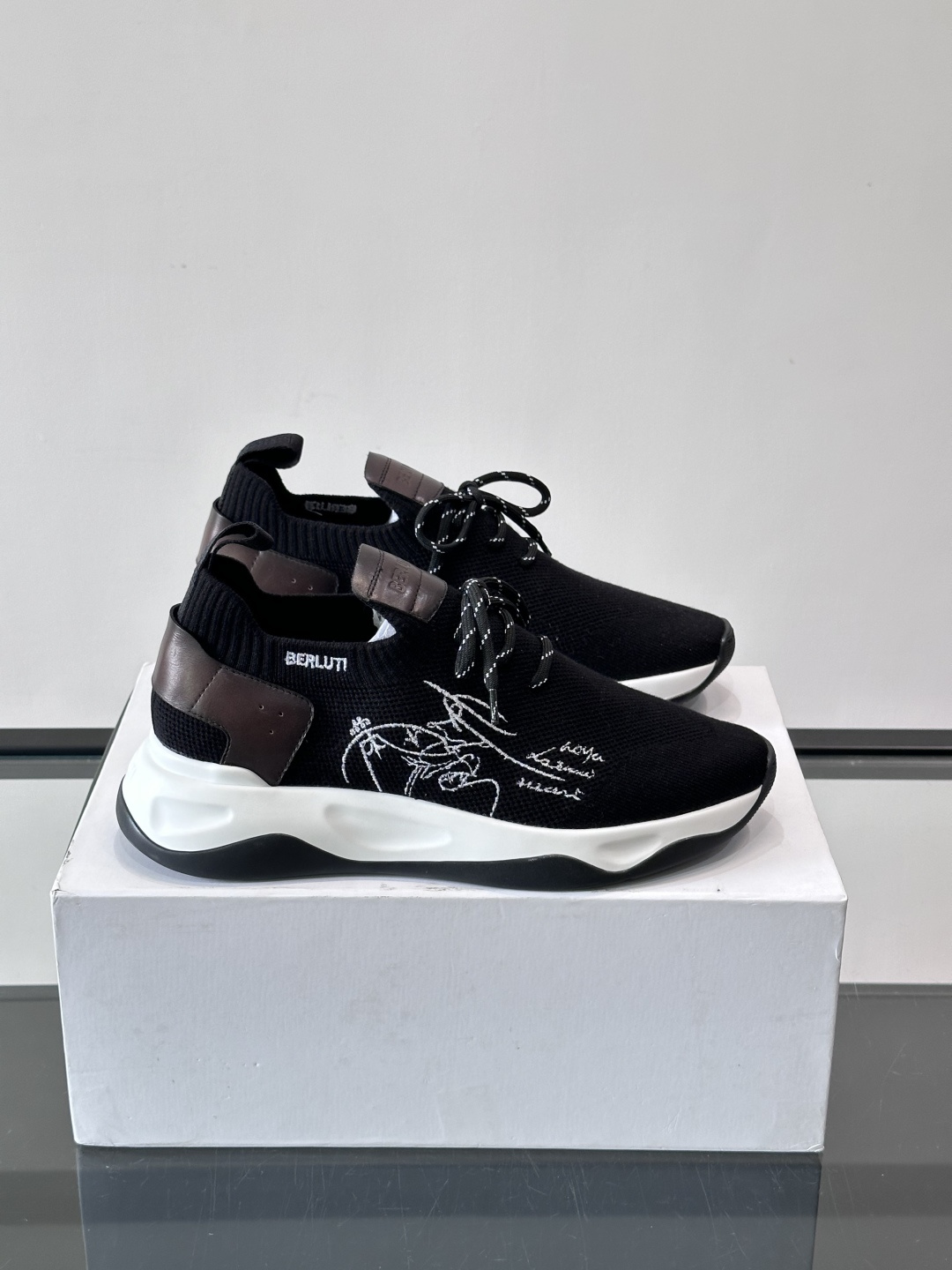 BERLUTI这款Shadow休闲鞋👟！针一体成型，像袜子一样贴合，却比运动鞋更显高级感⭐️假绑带心机设