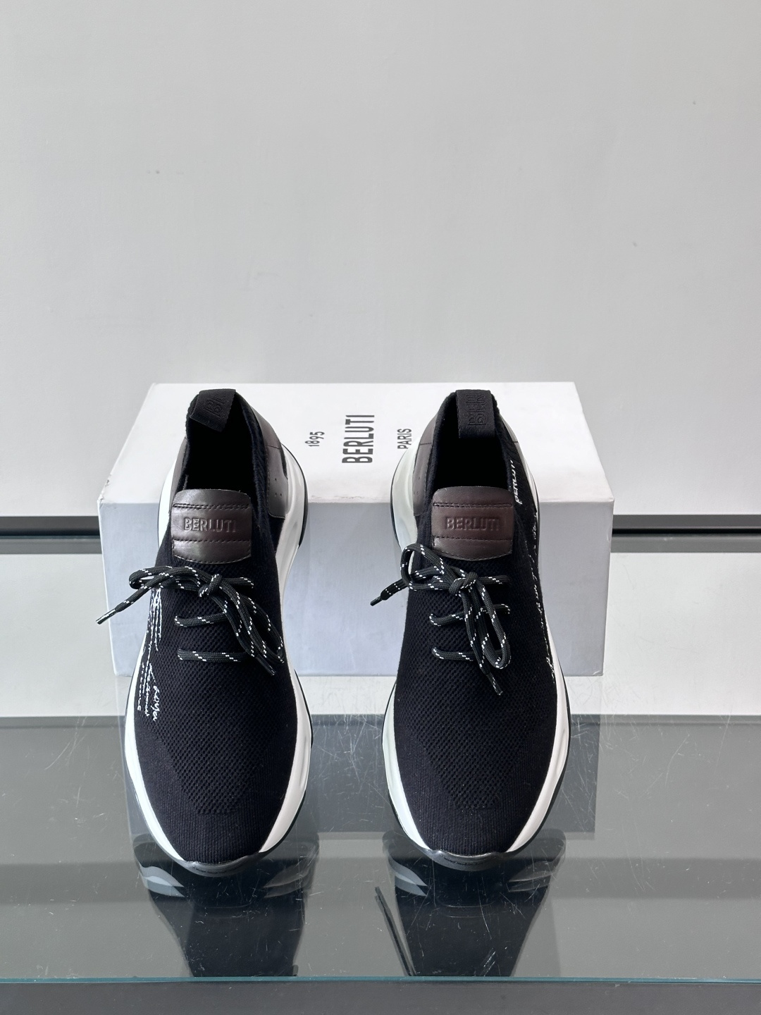 BERLUTI这款Shadow休闲鞋👟！针一体成型，像袜子一样贴合，却比运动鞋更显高级感⭐️假绑带心机设