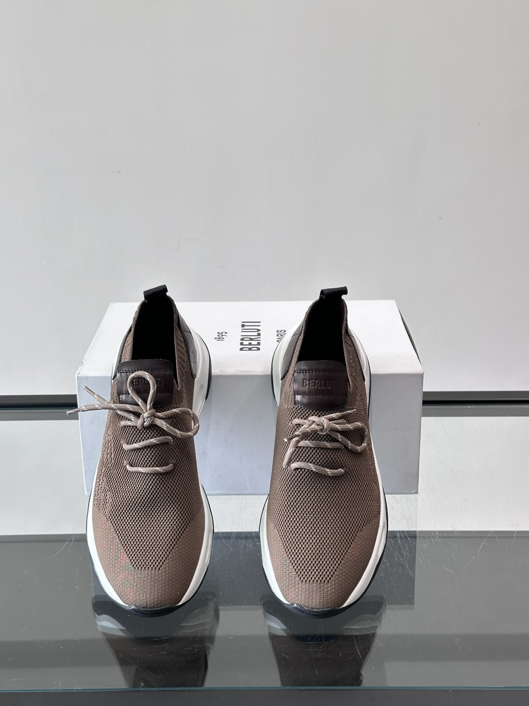 BERLUTI这款Shadow休闲鞋👟！针一体成型，像袜子一样贴合，却比运动鞋更显高级感⭐️假绑带心机设