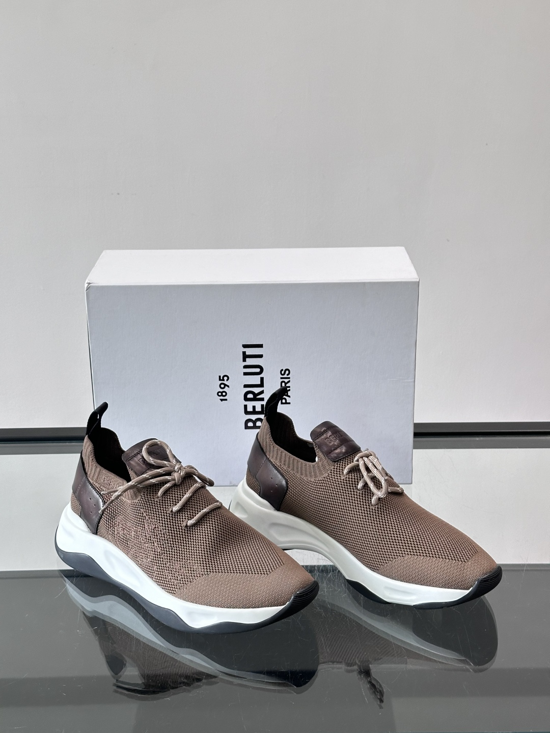 BERLUTI这款Shadow休闲鞋👟！针一体成型，像袜子一样贴合，却比运动鞋更显高级感⭐️假绑带心机设