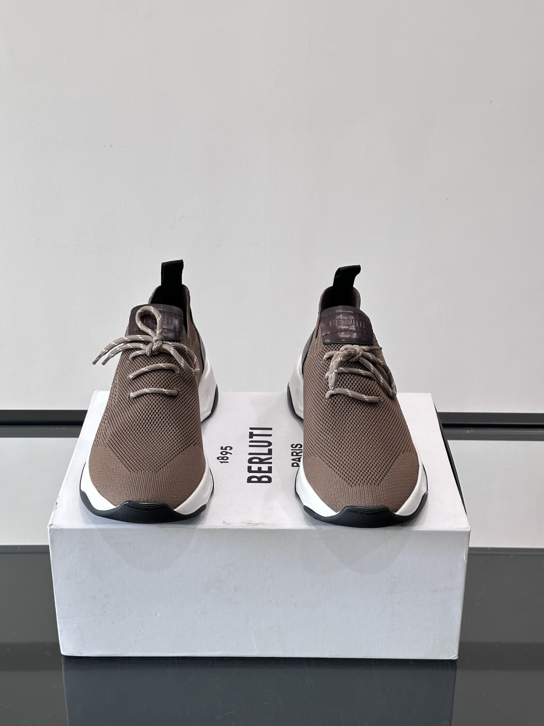 BERLUTI这款Shadow休闲鞋👟！针一体成型，像袜子一样贴合，却比运动鞋更显高级感⭐️假绑带心机设