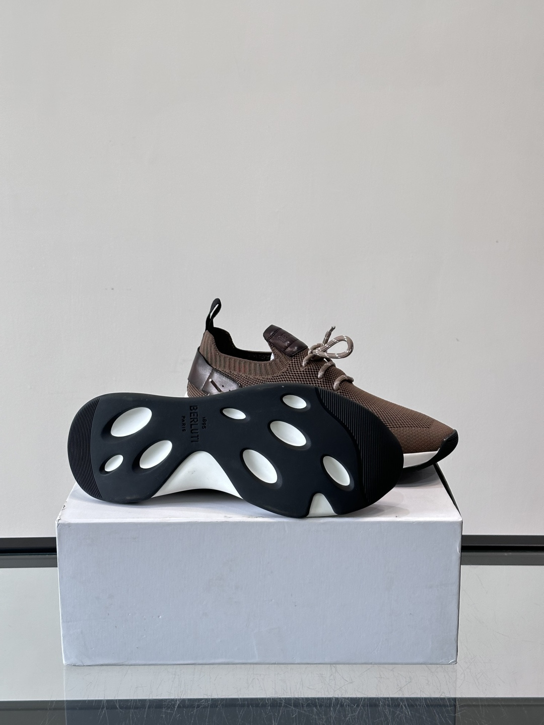 BERLUTI这款Shadow休闲鞋👟！针一体成型，像袜子一样贴合，却比运动鞋更显高级感⭐️假绑带心机设