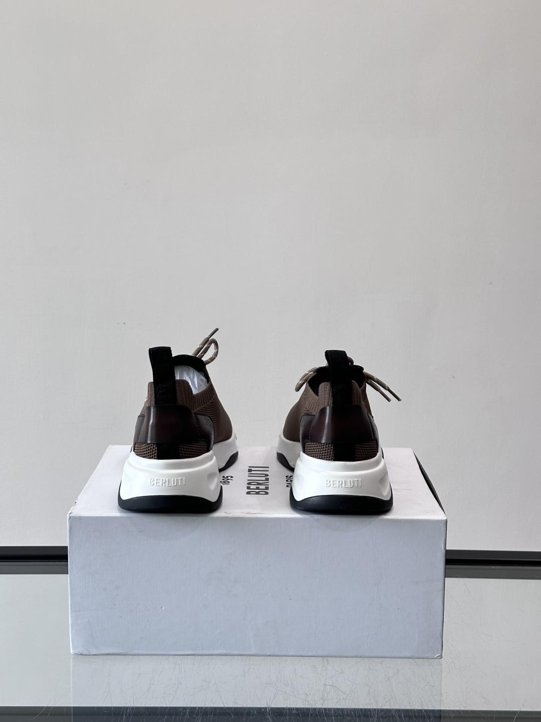 BERLUTI这款Shadow休闲鞋👟！针一体成型，像袜子一样贴合，却比运动鞋更显高级感⭐️假绑带心机设