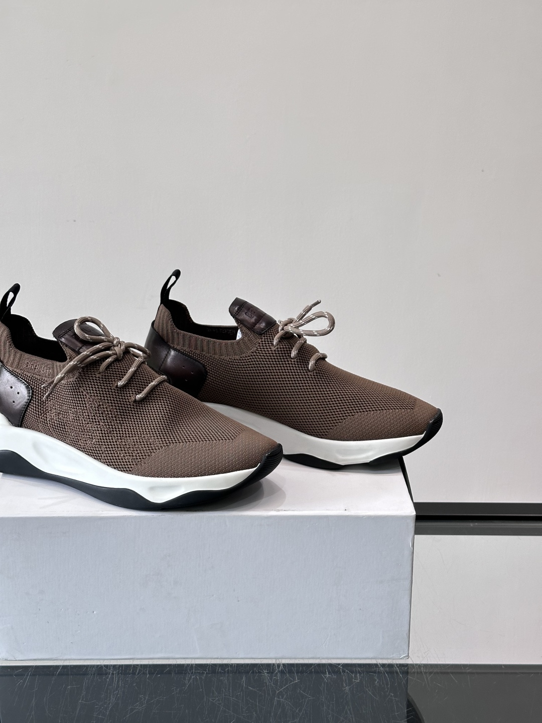 BERLUTI这款Shadow休闲鞋👟！针一体成型，像袜子一样贴合，却比运动鞋更显高级感⭐️假绑带心机设