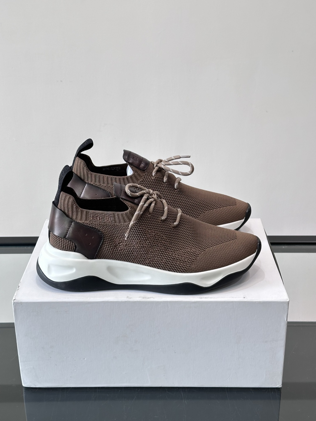 BERLUTI这款Shadow休闲鞋👟！针一体成型，像袜子一样贴合，却比运动鞋更显高级感⭐️假绑带心机设