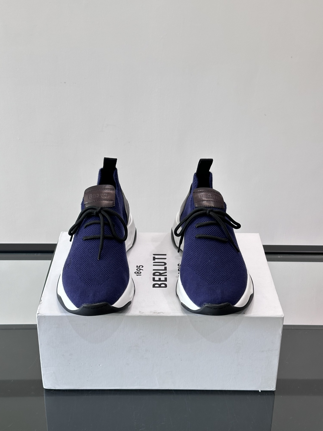 BERLUTI这款Shadow休闲鞋👟！针一体成型，像袜子一样贴合，却比运动鞋更显高级感⭐️假绑带心机设