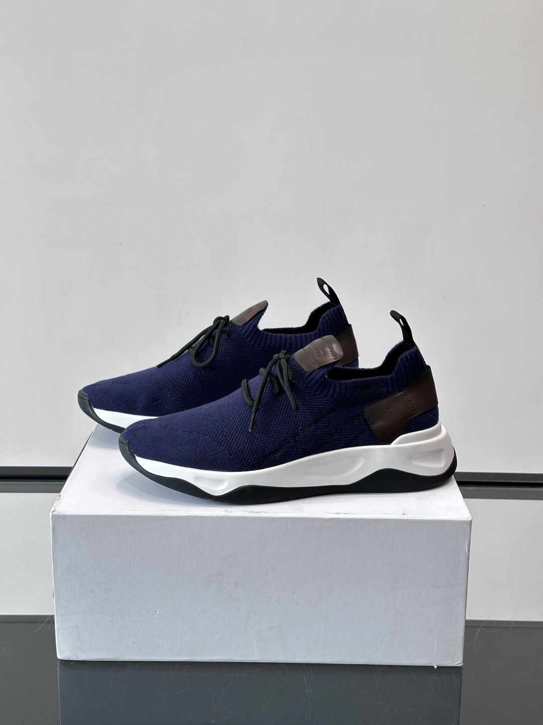 BERLUTI这款Shadow休闲鞋👟！针一体成型，像袜子一样贴合，却比运动鞋更显高级感⭐️假绑带心机设