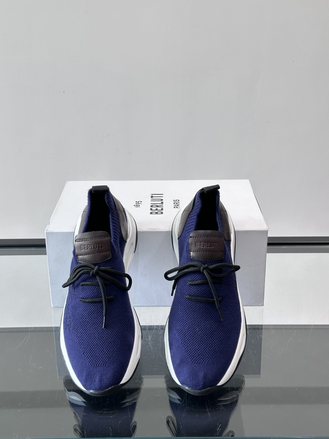 BERLUTI这款Shadow休闲鞋👟！针一体成型，像袜子一样贴合，却比运动鞋更显高级感⭐️假绑带心机设