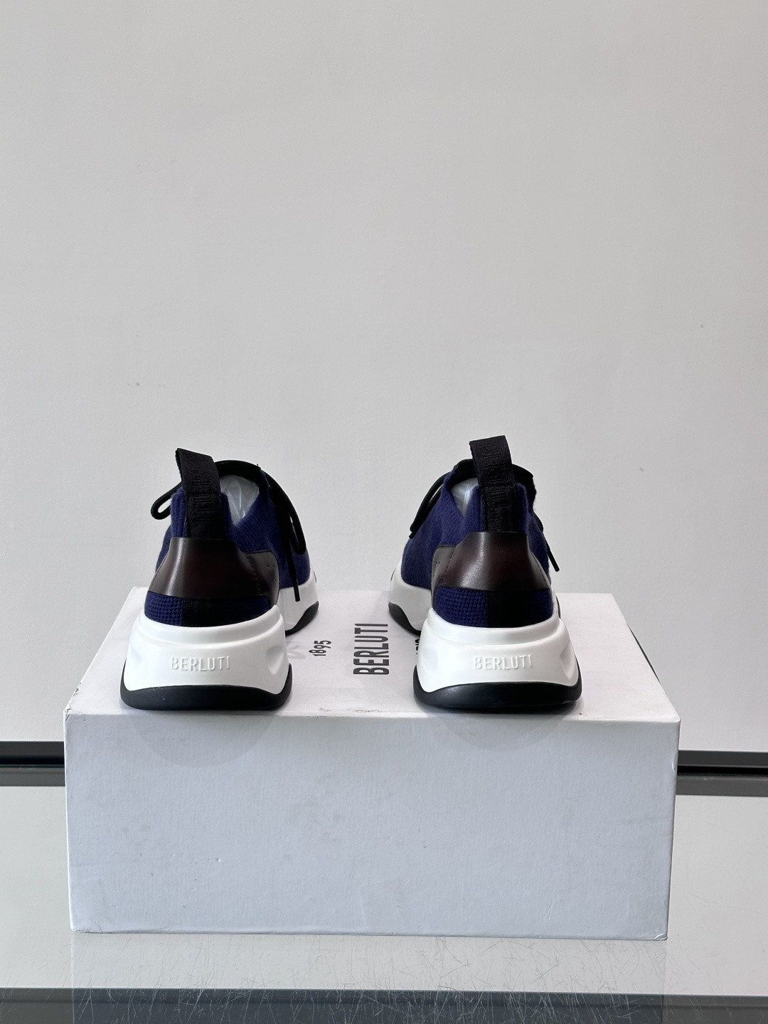 BERLUTI这款Shadow休闲鞋👟！针一体成型，像袜子一样贴合，却比运动鞋更显高级感⭐️假绑带心机设