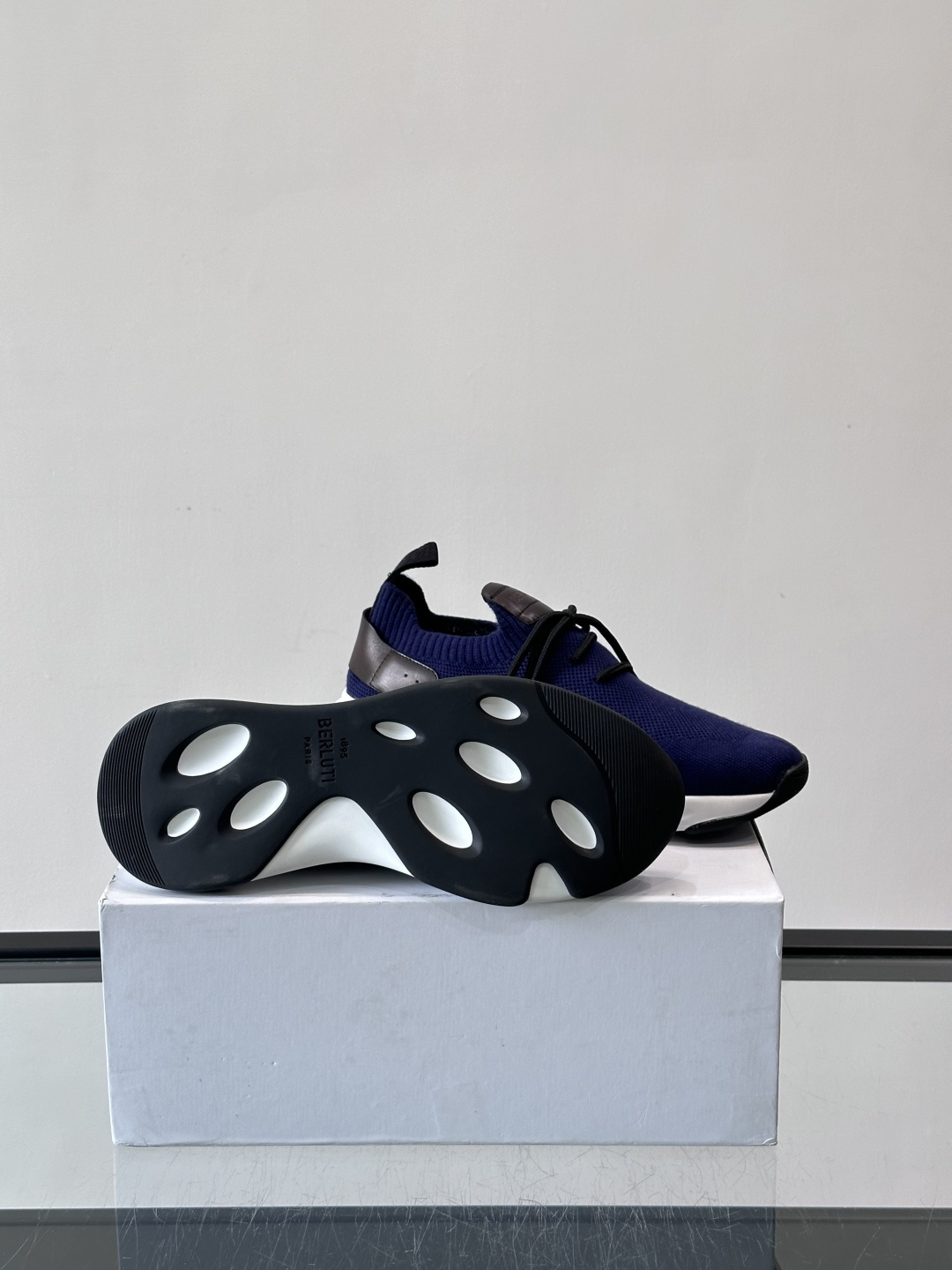 BERLUTI这款Shadow休闲鞋👟！针一体成型，像袜子一样贴合，却比运动鞋更显高级感⭐️假绑带心机设