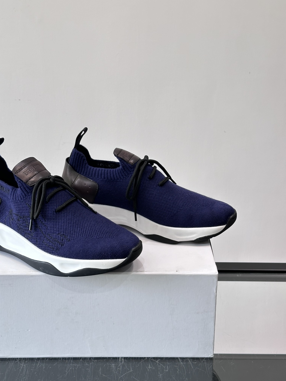 BERLUTI这款Shadow休闲鞋👟！针一体成型，像袜子一样贴合，却比运动鞋更显高级感⭐️假绑带心机设
