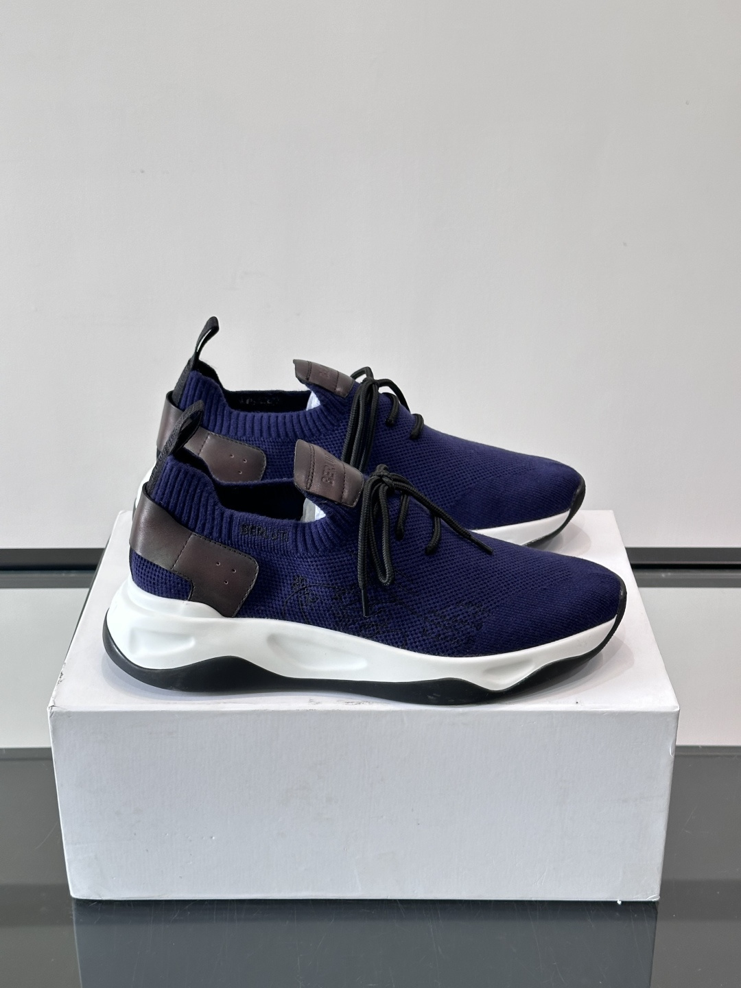 BERLUTI这款Shadow休闲鞋👟！针一体成型，像袜子一样贴合，却比运动鞋更显高级感⭐️假绑带心机设