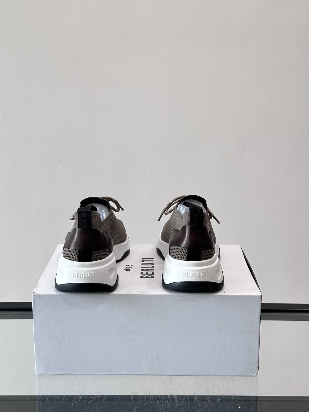 BERLUTI这款Shadow休闲鞋👟！针一体成型，像袜子一样贴合，却比运动鞋更显高级感⭐️假绑带心机设