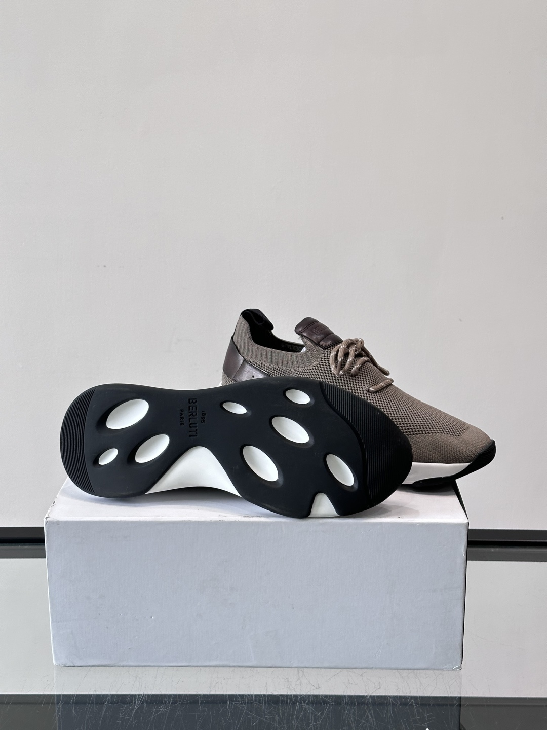 BERLUTI这款Shadow休闲鞋👟！针一体成型，像袜子一样贴合，却比运动鞋更显高级感⭐️假绑带心机设