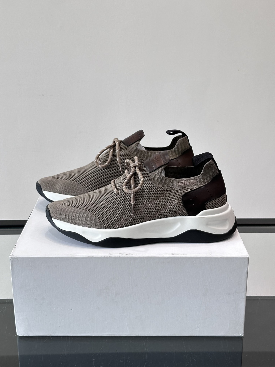 BERLUTI这款Shadow休闲鞋👟！针一体成型，像袜子一样贴合，却比运动鞋更显高级感⭐️假绑带心机设