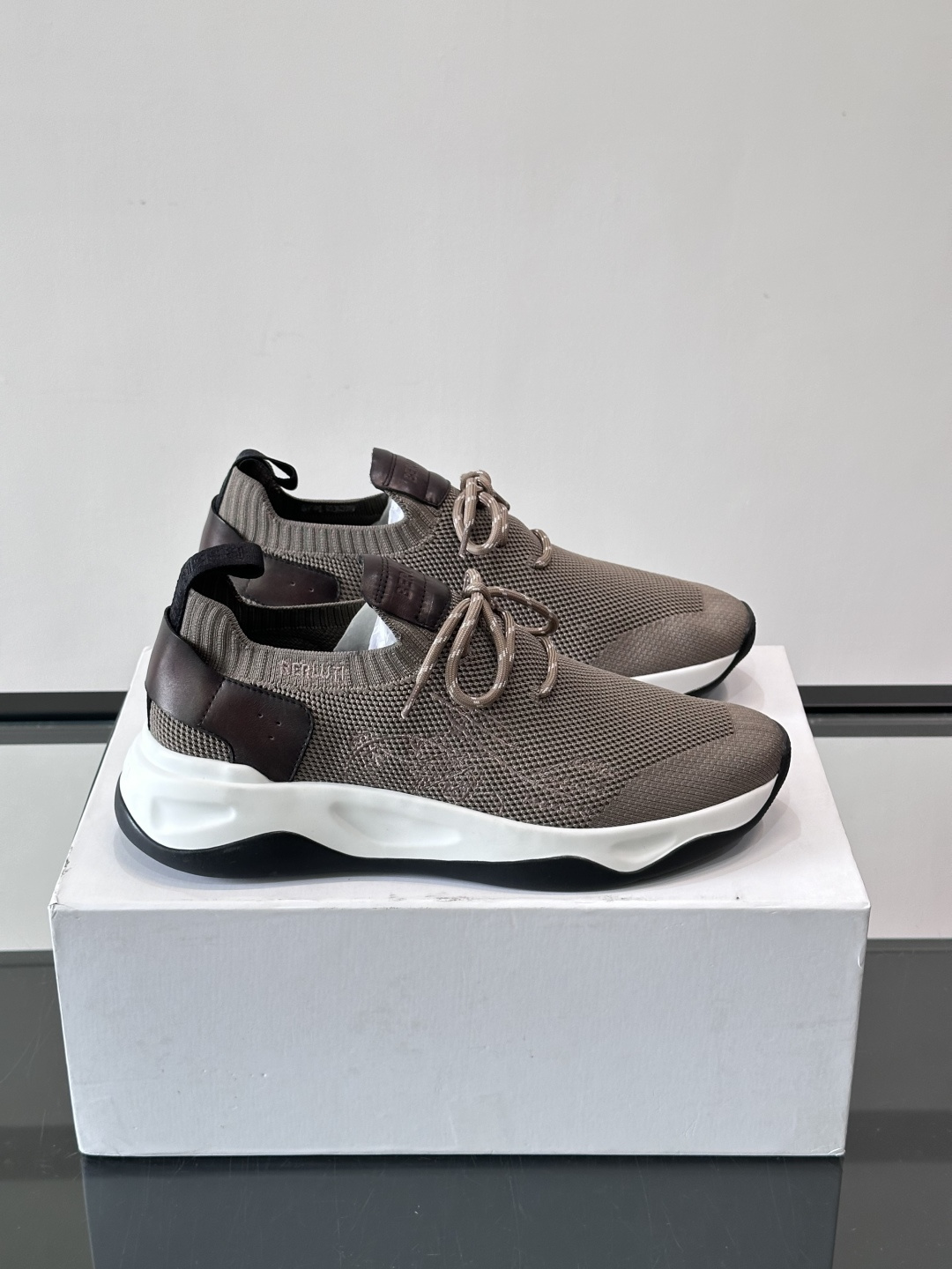 BERLUTI这款Shadow休闲鞋👟！针一体成型，像袜子一样贴合，却比运动鞋更显高级感⭐️假绑带心机设