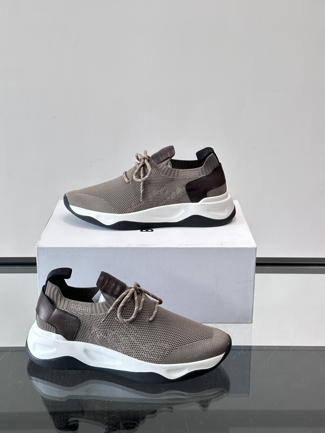 BERLUTI这款Shadow休闲鞋👟！针一体成型，像袜子一样贴合，却比运动鞋更显高级感⭐️假绑带心机设