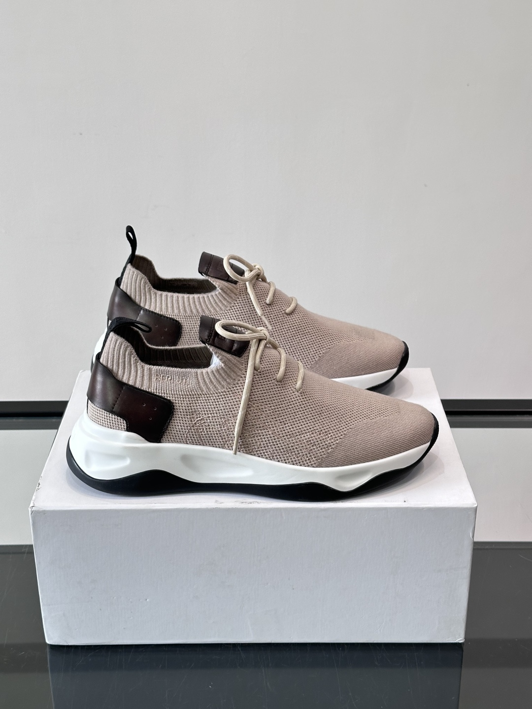 BERLUTI这款Shadow休闲鞋👟！针一体成型，像袜子一样贴合，却比运动鞋更显高级感⭐️假绑带心机设