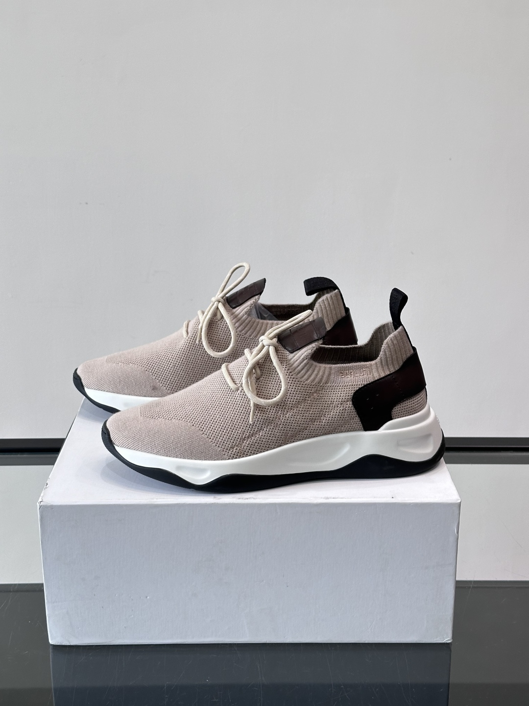 BERLUTI这款Shadow休闲鞋👟！针一体成型，像袜子一样贴合，却比运动鞋更显高级感⭐️假绑带心机设