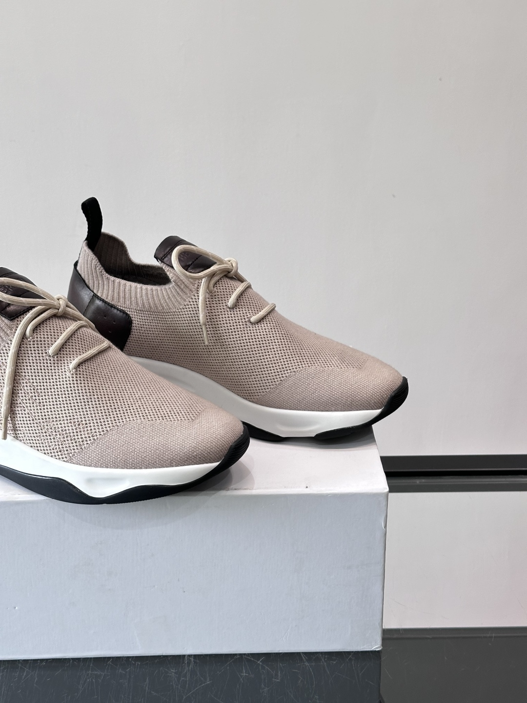 BERLUTI这款Shadow休闲鞋👟！针一体成型，像袜子一样贴合，却比运动鞋更显高级感⭐️假绑带心机设