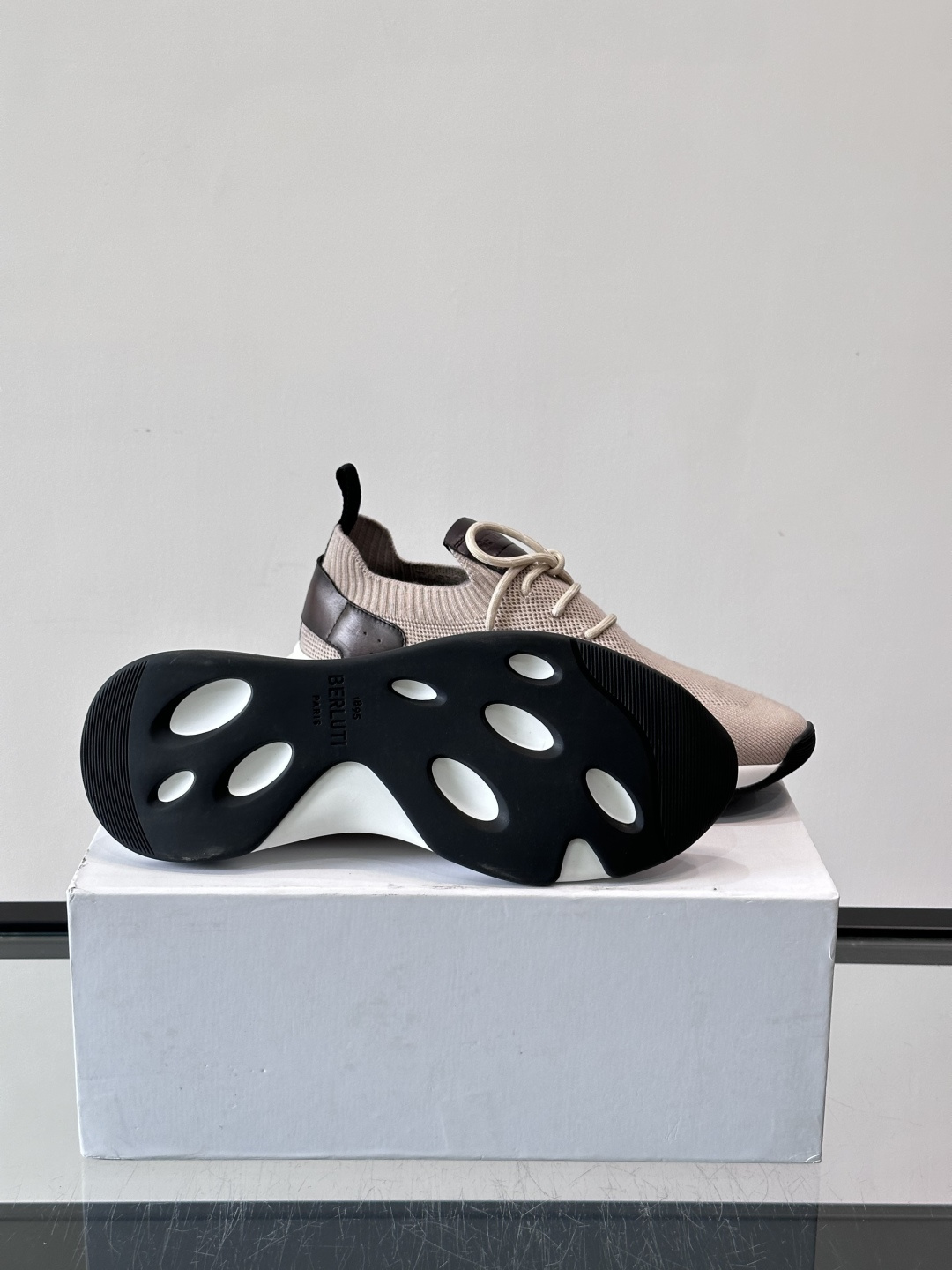 BERLUTI这款Shadow休闲鞋👟！针一体成型，像袜子一样贴合，却比运动鞋更显高级感⭐️假绑带心机设
