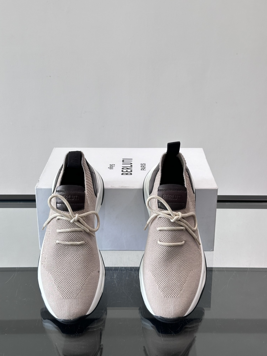 BERLUTI这款Shadow休闲鞋👟！针一体成型，像袜子一样贴合，却比运动鞋更显高级感⭐️假绑带心机设