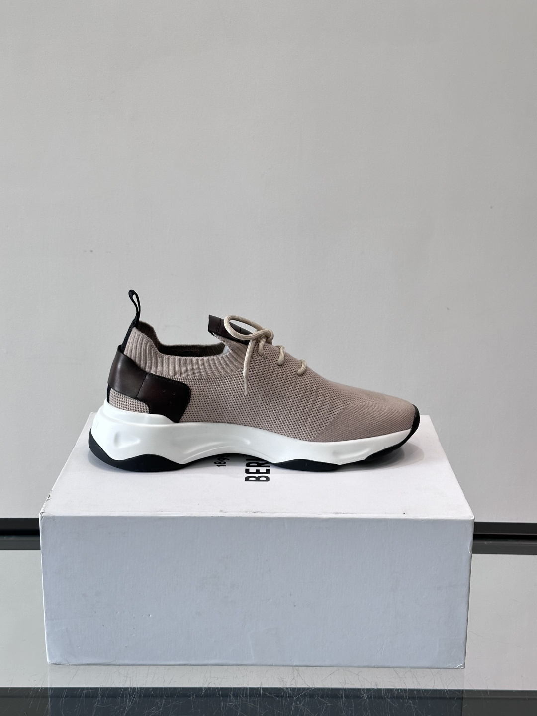 BERLUTI这款Shadow休闲鞋👟！针一体成型，像袜子一样贴合，却比运动鞋更显高级感⭐️假绑带心机设