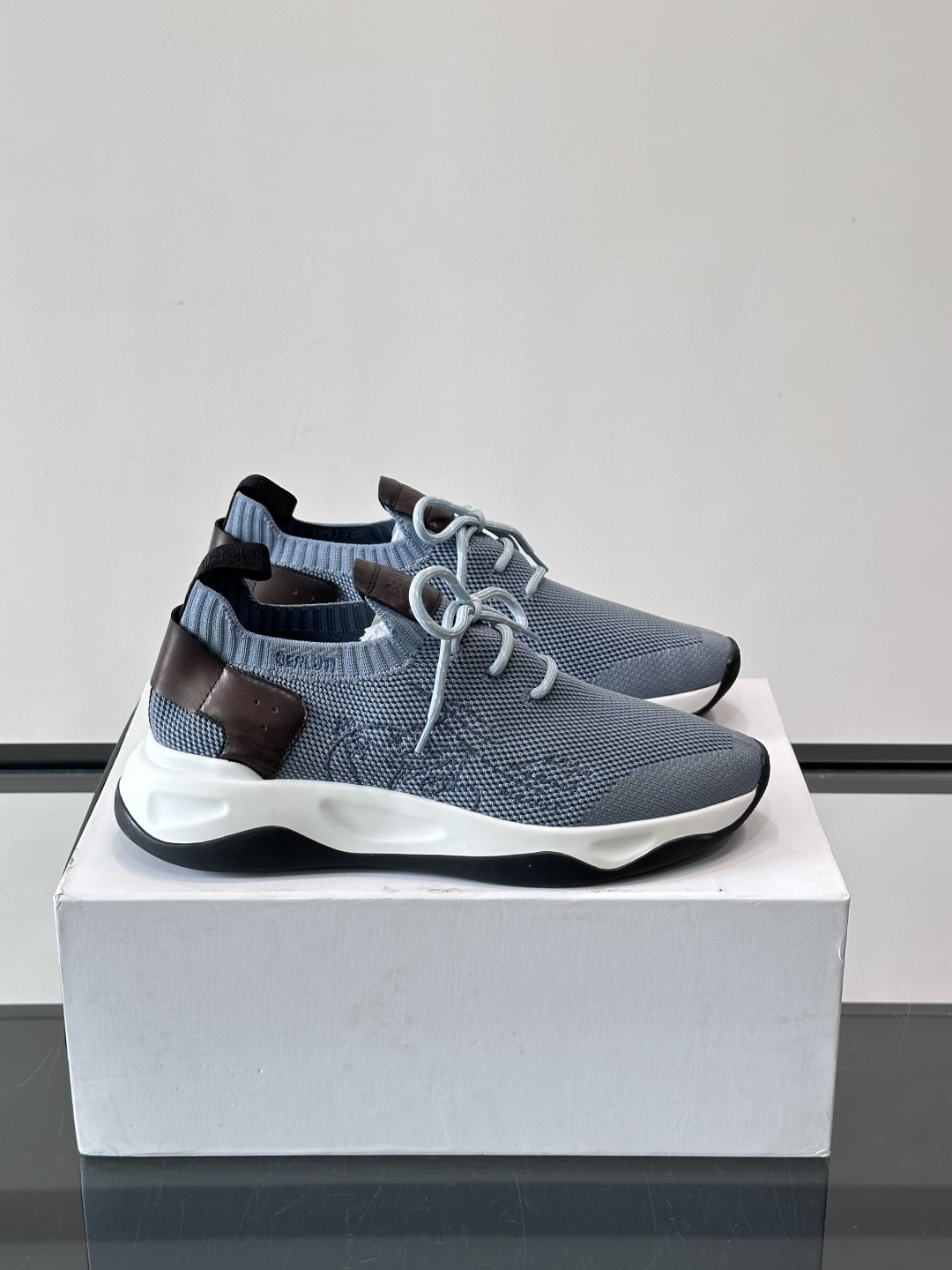 BERLUTI这款Shadow休闲鞋👟！针一体成型，像袜子一样贴合，却比运动鞋更显高级感⭐️假绑带心机设