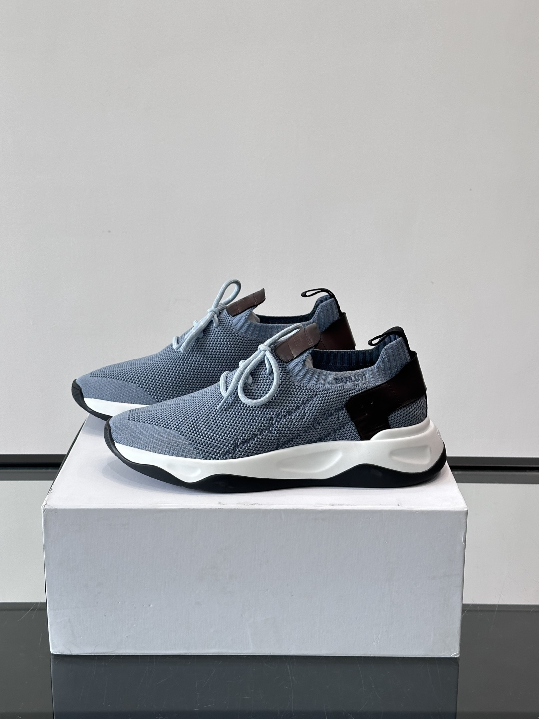 BERLUTI这款Shadow休闲鞋👟！针一体成型，像袜子一样贴合，却比运动鞋更显高级感⭐️假绑带心机设