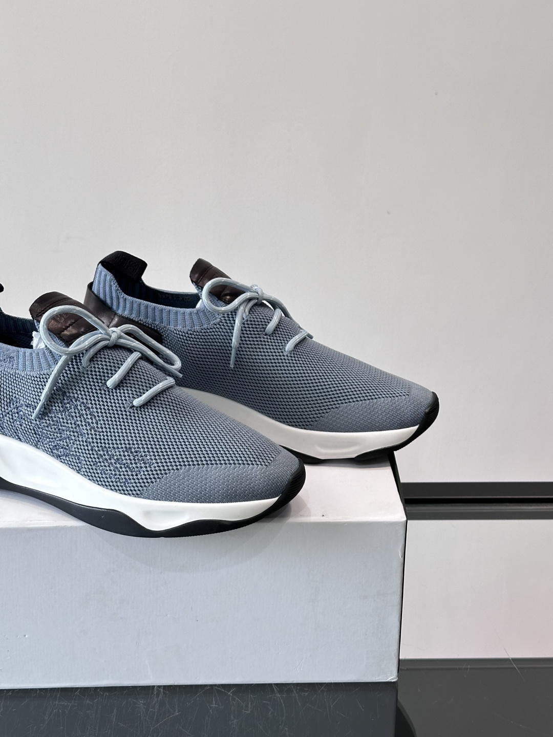 BERLUTI这款Shadow休闲鞋👟！针一体成型，像袜子一样贴合，却比运动鞋更显高级感⭐️假绑带心机设