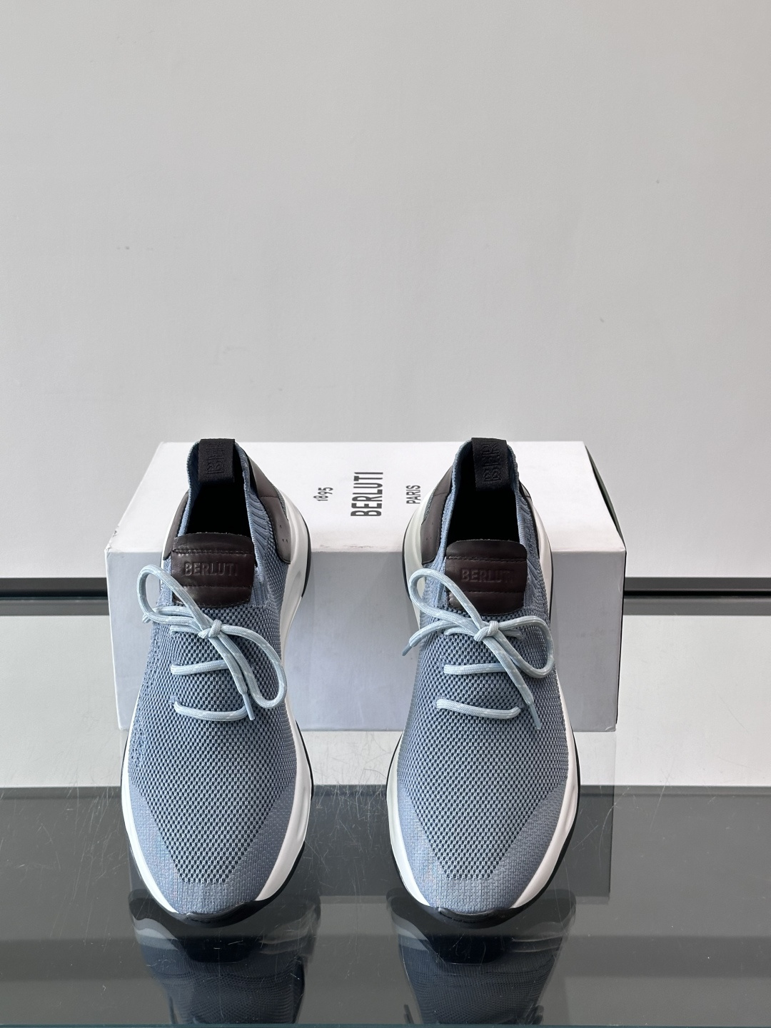 BERLUTI这款Shadow休闲鞋👟！针一体成型，像袜子一样贴合，却比运动鞋更显高级感⭐️假绑带心机设