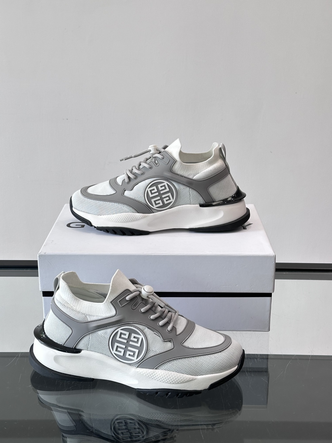 G纪梵希男士系列跑鞋，采用针织面料，侧面有经典logo标志，辨识度超高。厚底设计，Eva中底+黑色橡胶外