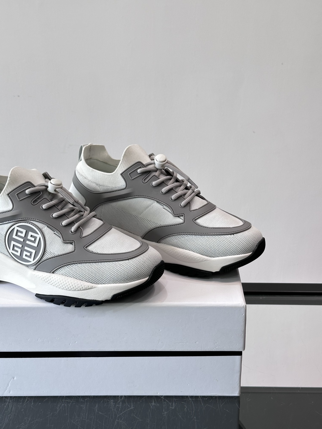 G纪梵希男士系列跑鞋，采用针织面料，侧面有经典logo标志，辨识度超高。厚底设计，Eva中底+黑色橡胶外