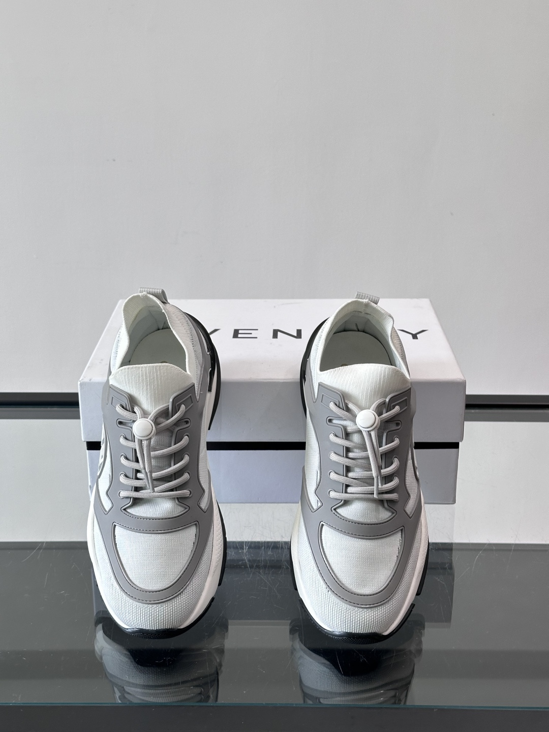 G纪梵希男士系列跑鞋，采用针织面料，侧面有经典logo标志，辨识度超高。厚底设计，Eva中底+黑色橡胶外