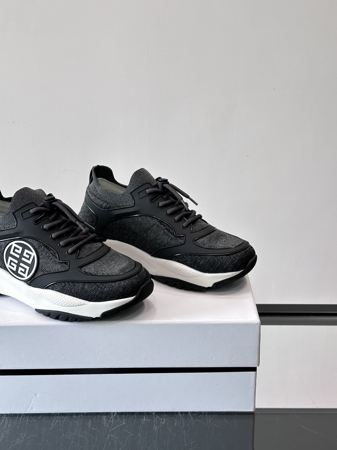 G纪梵希男士系列跑鞋，采用针织面料，侧面有经典logo标志，辨识度超高。厚底设计，Eva中底+黑色橡胶外